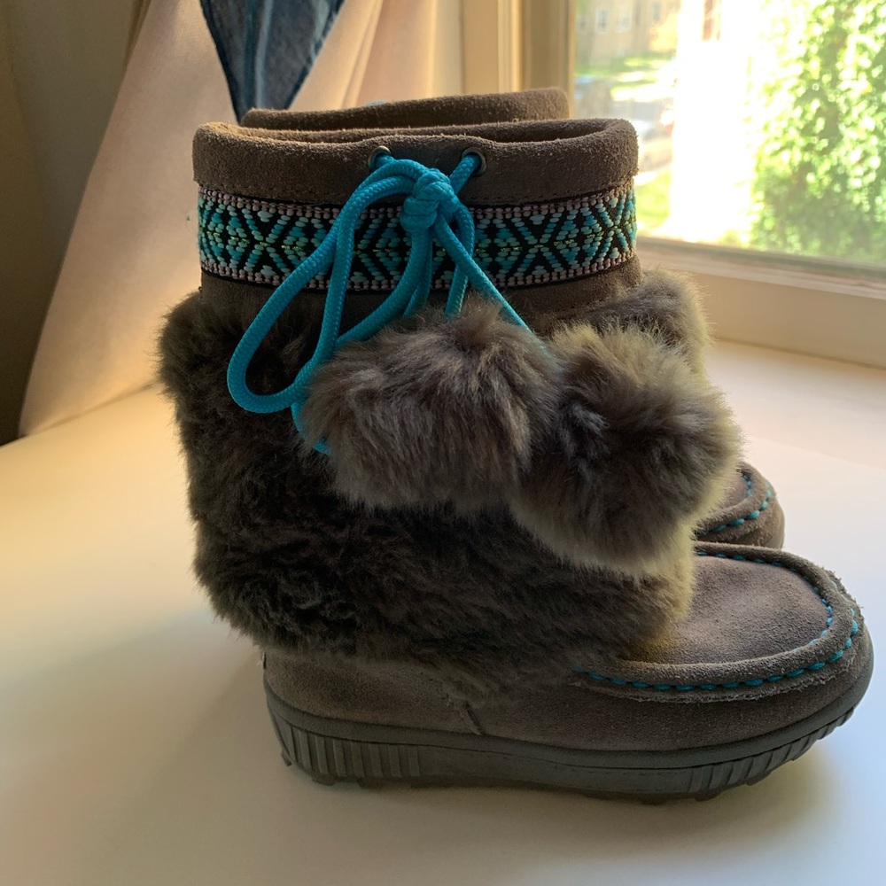 Bearpaw girls grey w/ turquoise accent snow boots. Pom pom accents shearling